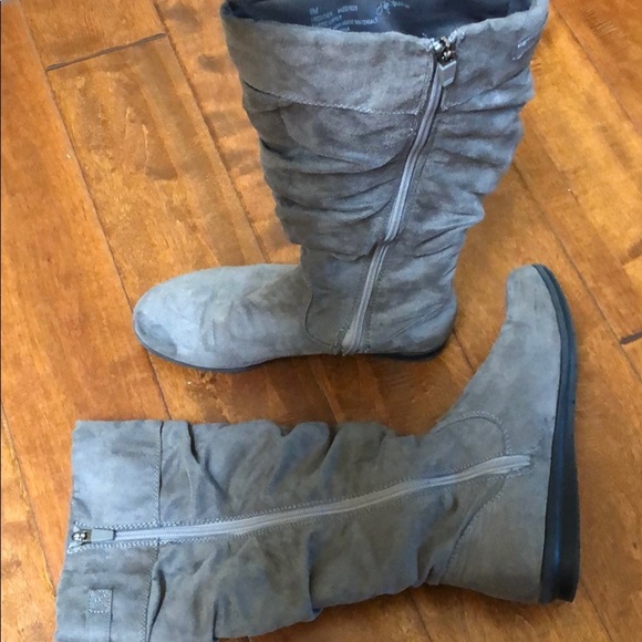 Shoes - Gray boots with black sole
